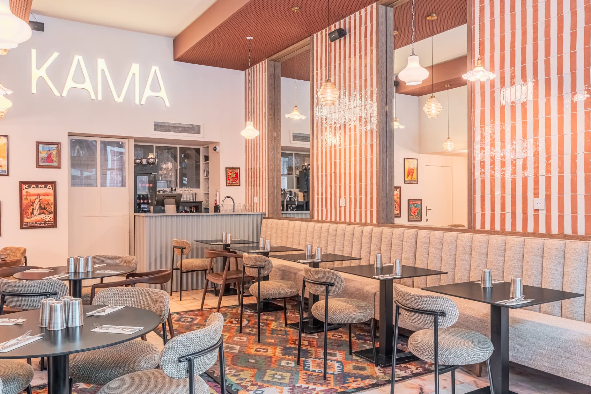 Banquettes et tables dressées chez KAMA Lille