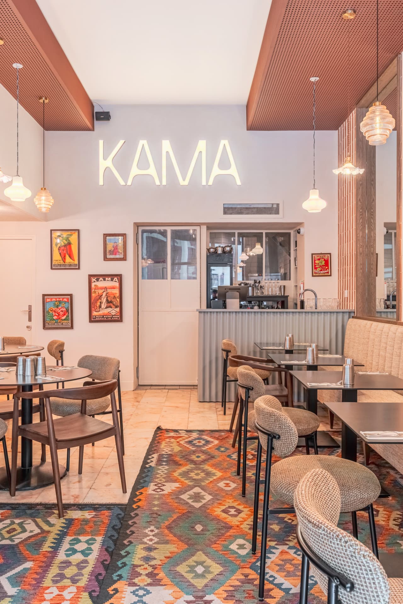 Salle KAMA Lille et tapis aux motifs colorés